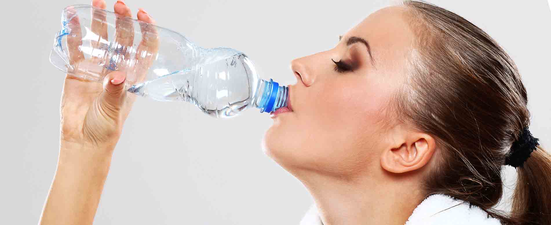 Luz Dental. Beber agua puede ayudar a evitar la halitosis.