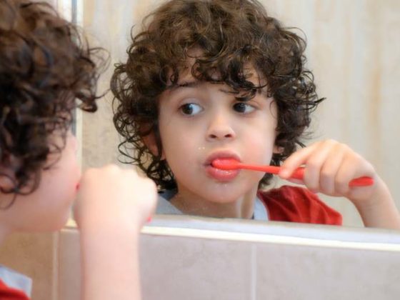 ¿Debemos cepillarnos los dientes antes o después del desayuno?