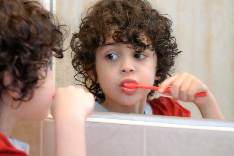 ¿Debemos cepillarnos los dientes antes o después del desayuno?