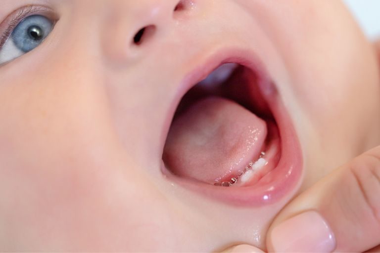 Cómo calmar a un bebé que le están saliendo los dientes