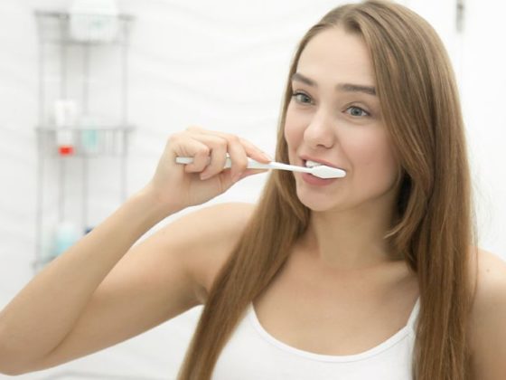 Mujer cuidando su salud oral - ¿SON REALMENTE EFICACES LAS PASTAS DE DIENTES BLANQUEADORAS? - Dentista en Avilés